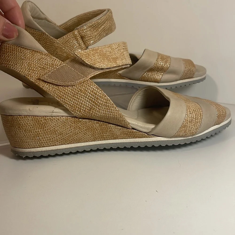 Amalfi by Rangoni Cream & Gold Leather Wedge Sandal Made in Italy Size 9 N EUC